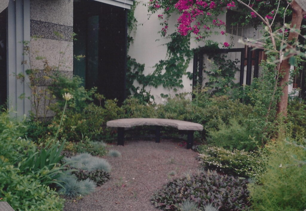 Recanto com banco de jardim em pedra - Design da Arq. Helena Karpouzas