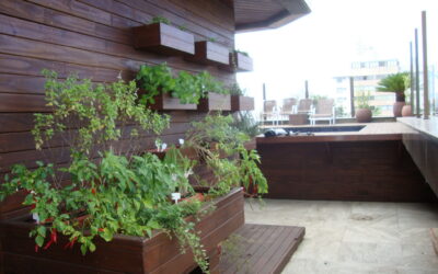 Conheça o jardim de uma cobertura de apartamento com varanda gourmet