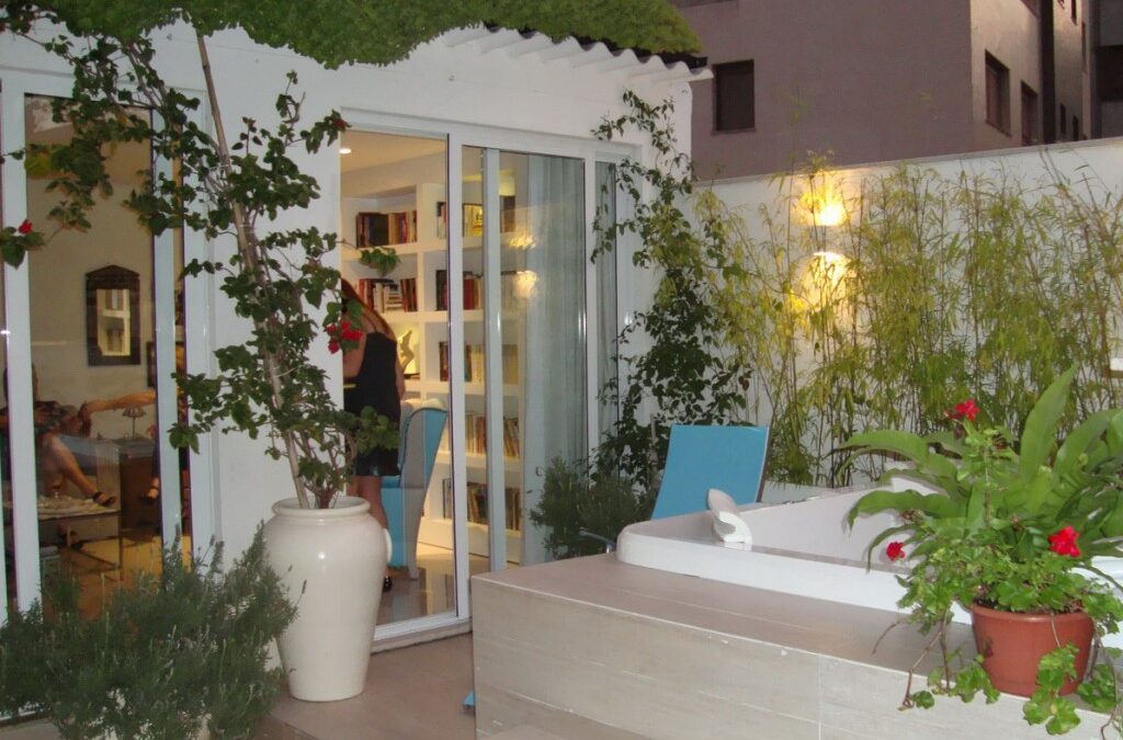 Terraço de apartamento se transforma em jardim com soluções criativas