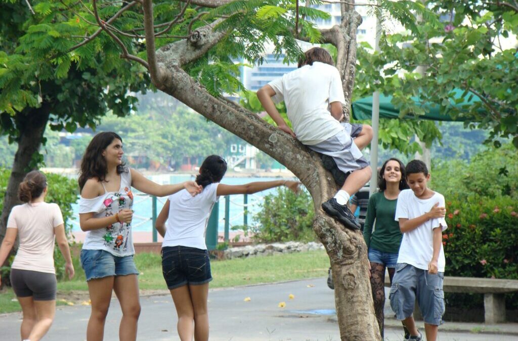 Adolescentes: qual é o espaço ao ar livre ideal para eles?