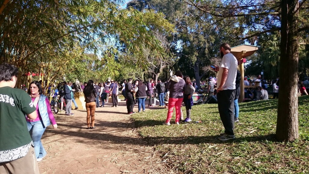 A nova mania nos Parques é capturar Pokemon GO