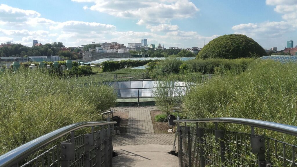 Conheça o jardim que fica no telhado da biblioteca da Universidade de Varsovia, na Polonia