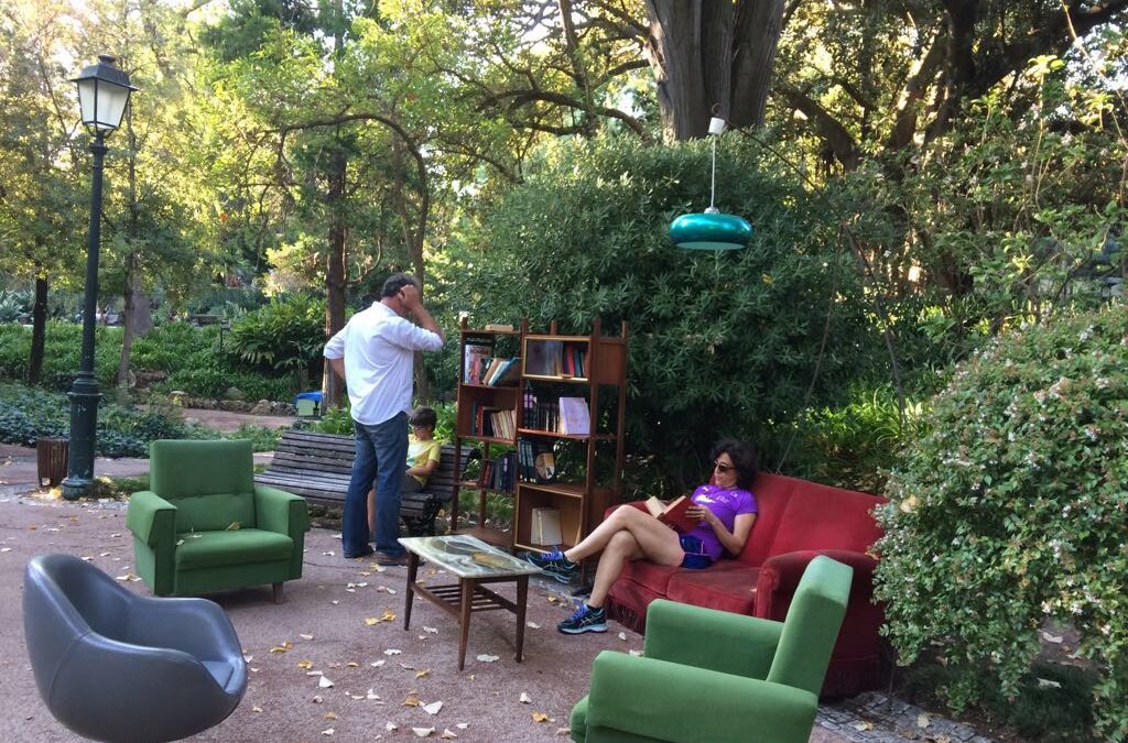 Que tal uma sala de leitura em um jardim?