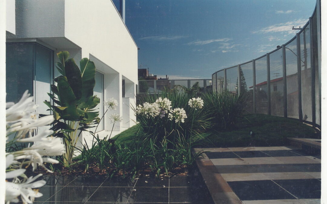 Jardim residencial com flores brancas