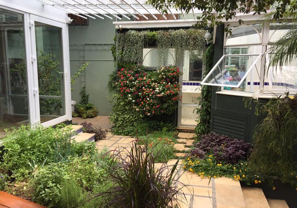 Jardim residencial amplia a área de vegetação usando paredes verdes